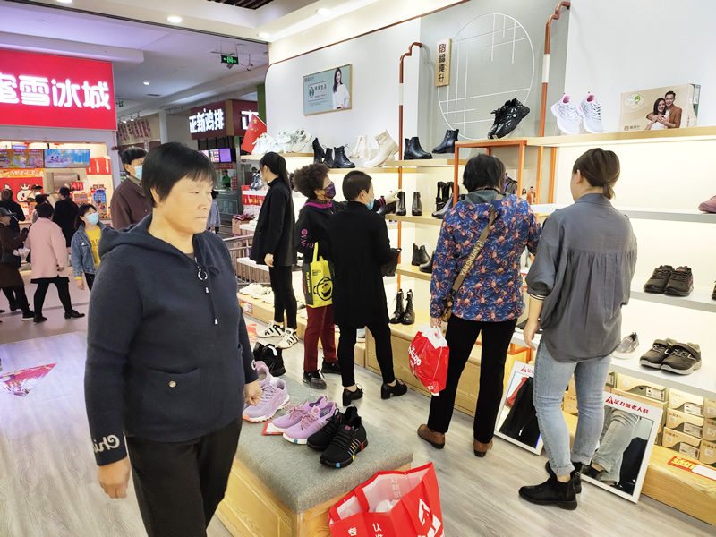 鞋子品牌加盟-現(xiàn)在鞋子品牌特別多，選擇哪個(gè)加盟更具有吸引力呢？