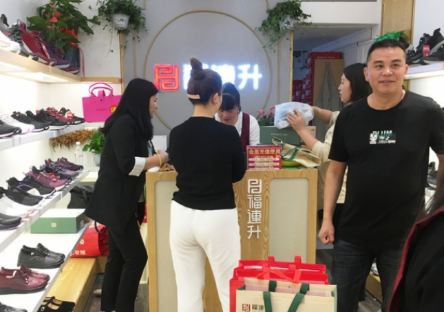 鞋店如何通過“鞋子以舊換新”的活動盈利？